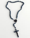 Chapelet en bois teinté bleu nuit – J’ai vu la Vierge