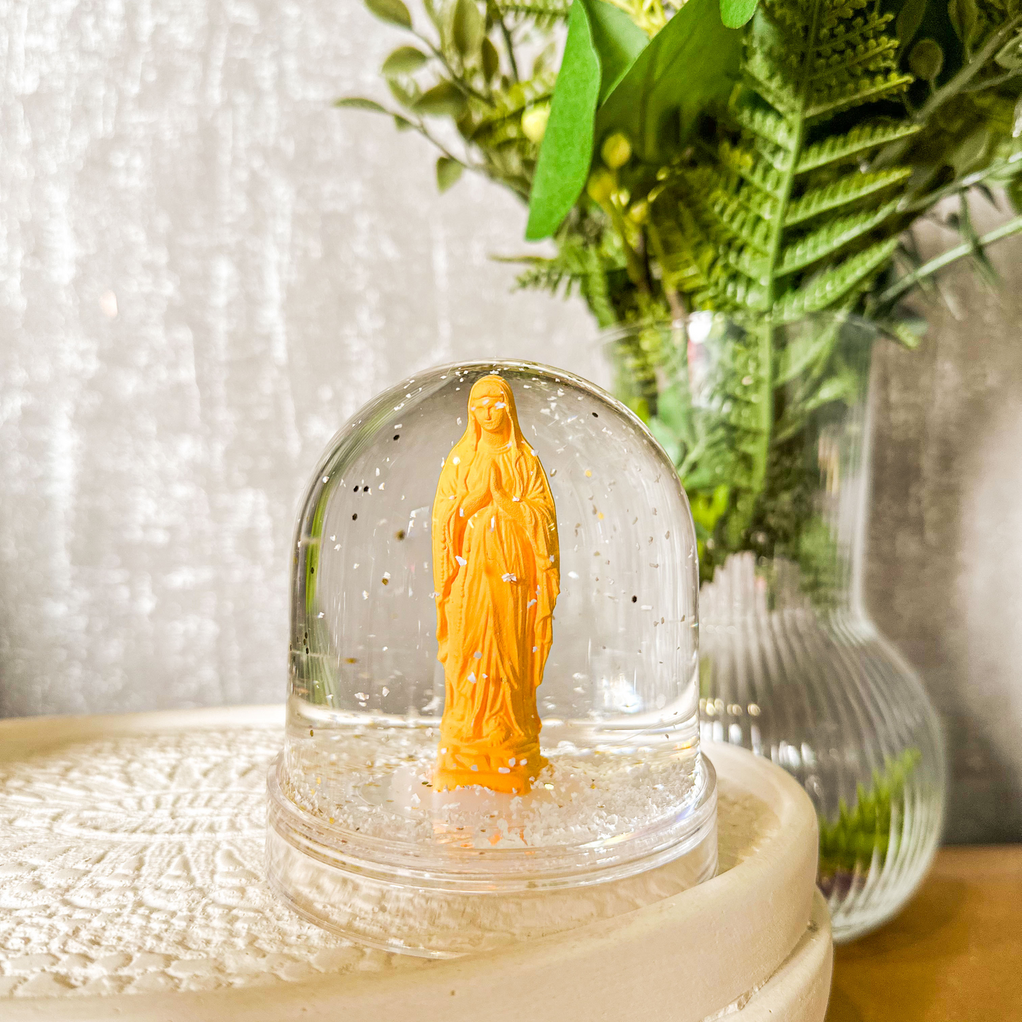 Boule à neige Vierge Marie jaune ambre