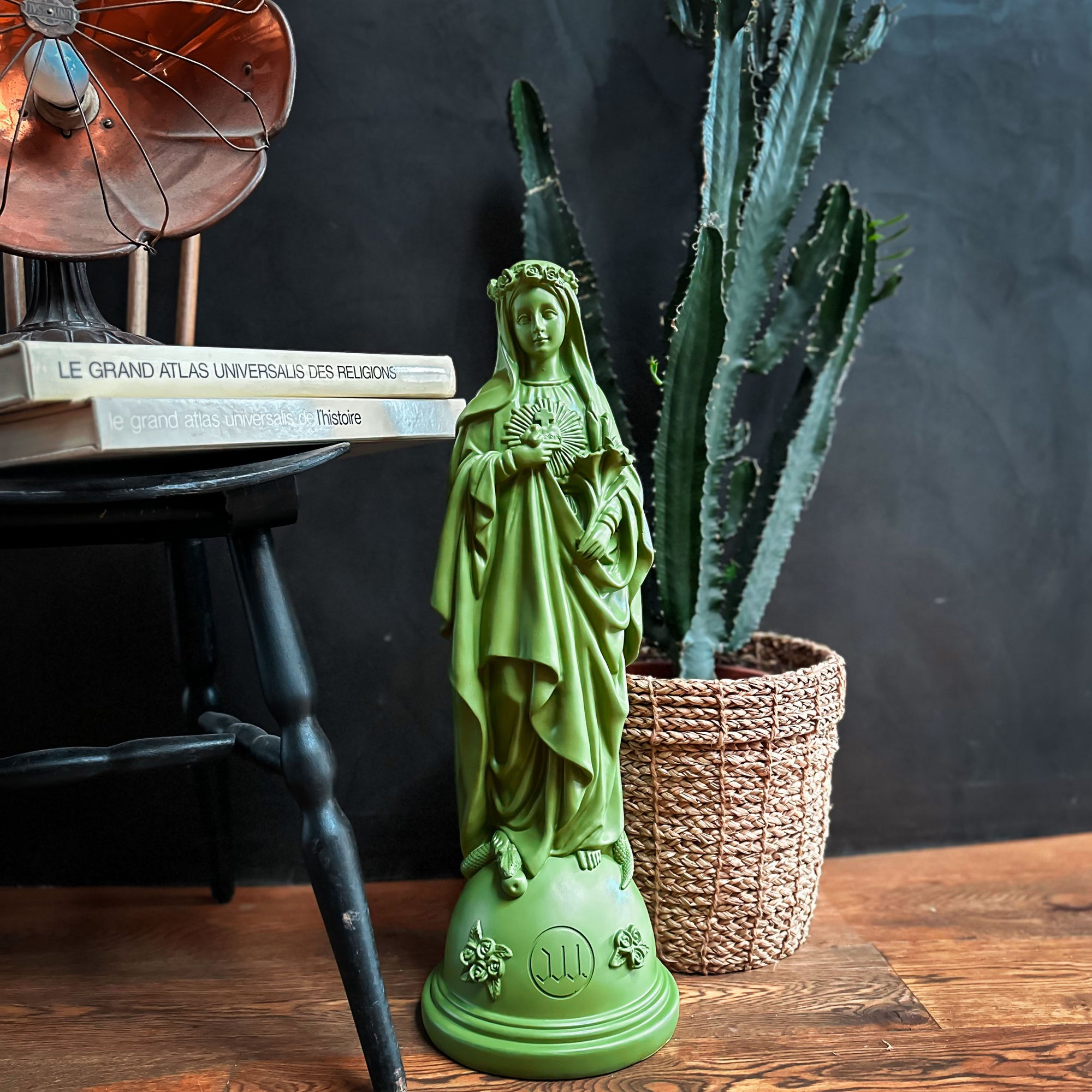 Statue Marie aux fleurs 60 cm J'ai vu la Vierge - Couleurs intemporelles