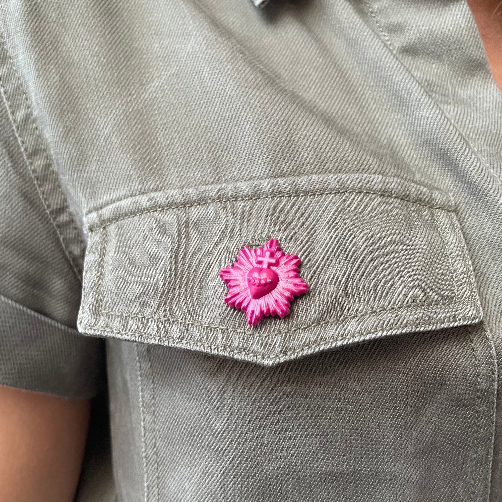 Ex-voto pin