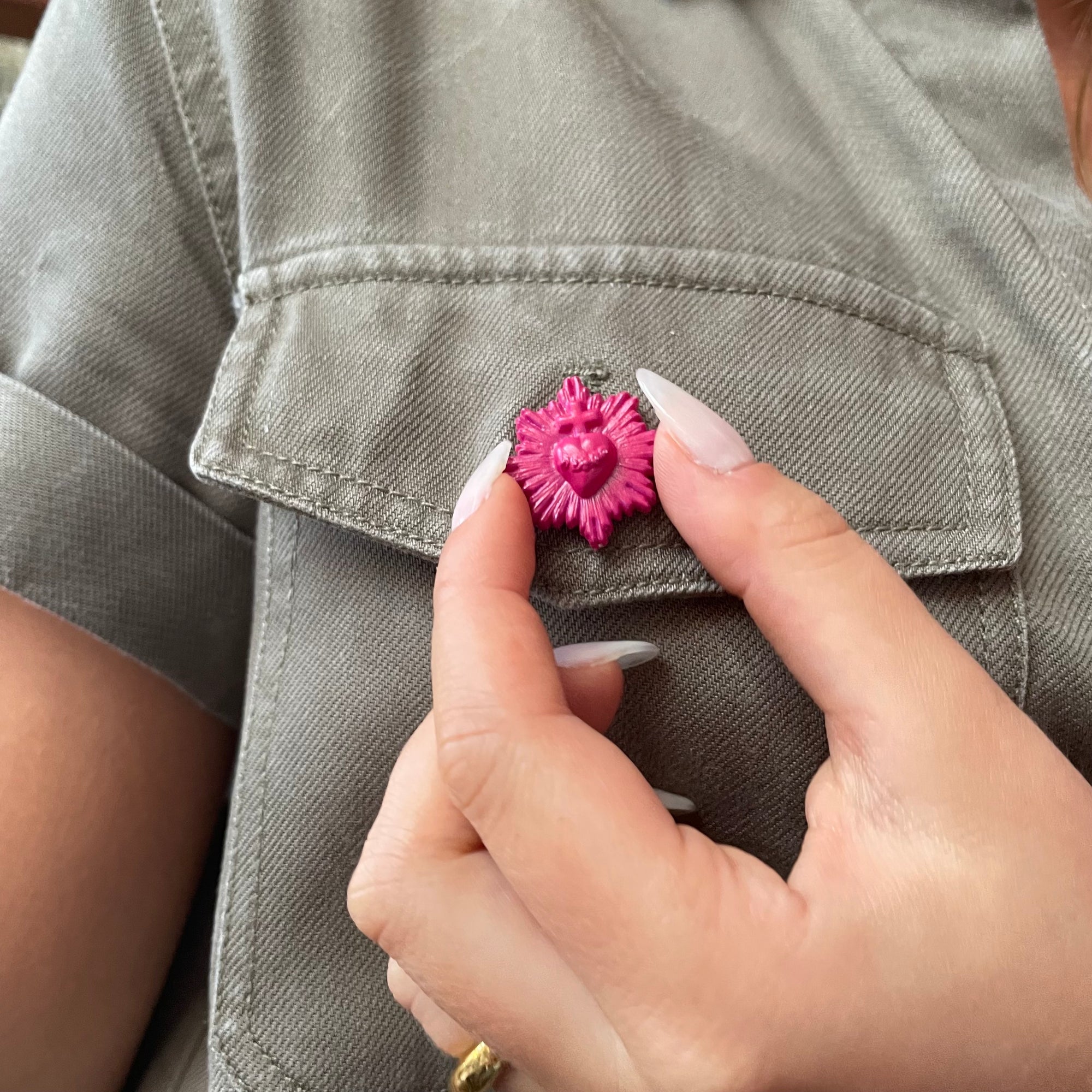 Ex-voto pin