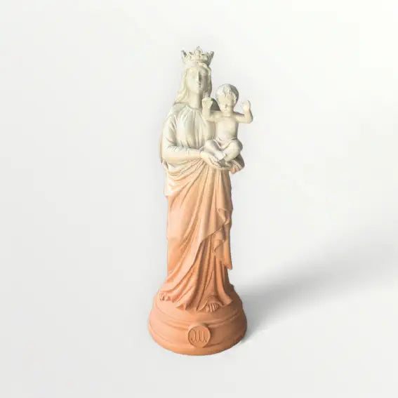 Couverte d’or et dominant la cité phocéenne, cette statue en est devenue le symbole au fil des siècles. Beauté mystique et familière, elle protège le peuple et fait l’objet d’une grande dévotion chez les marins et pêcheurs. Vous aussi, faites entrer la Bonne Mère tout en couleur chez vous, elle sera gage de protection sur le foyer et vos enfants.