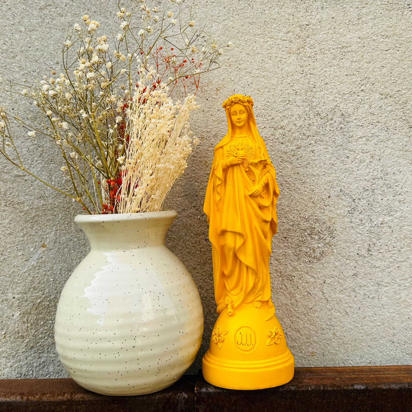 Statuette Marie aux fleurs couleurs Automne | Hiver 2023-2024 jaune ambre