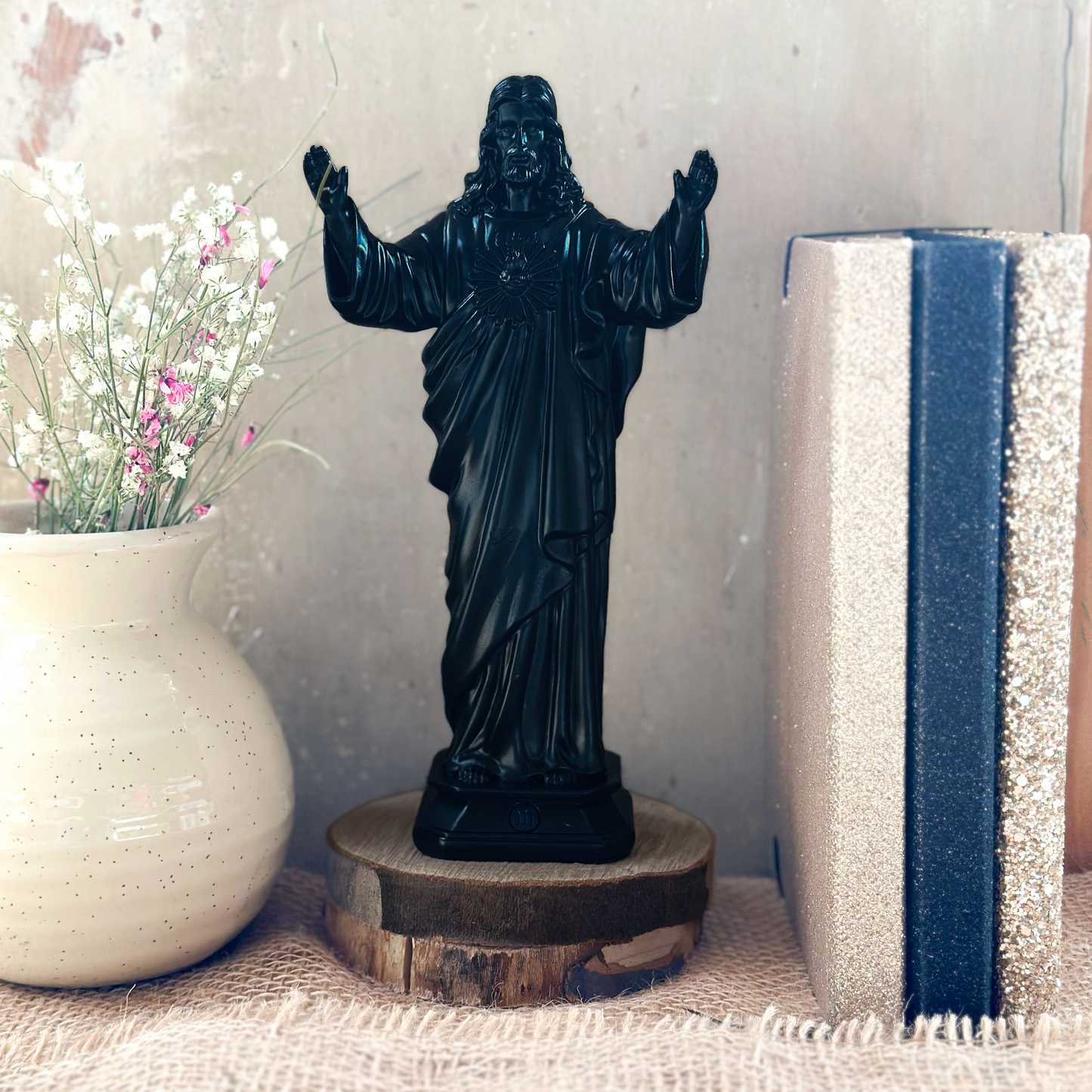Statuette Jesus loves you - couleurs intemporelles noir