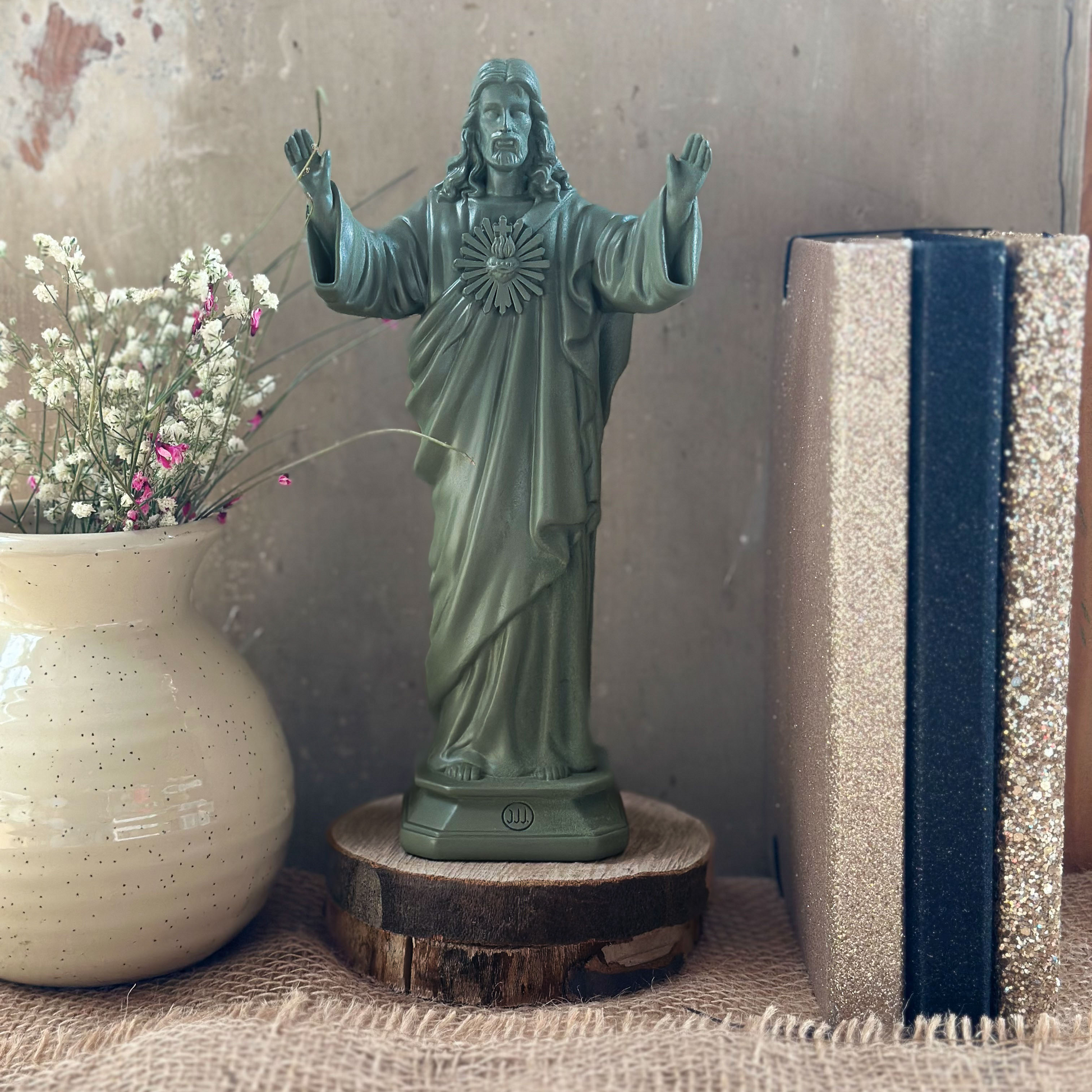 Statuette Jesus loves you - couleurs intemporelles olive