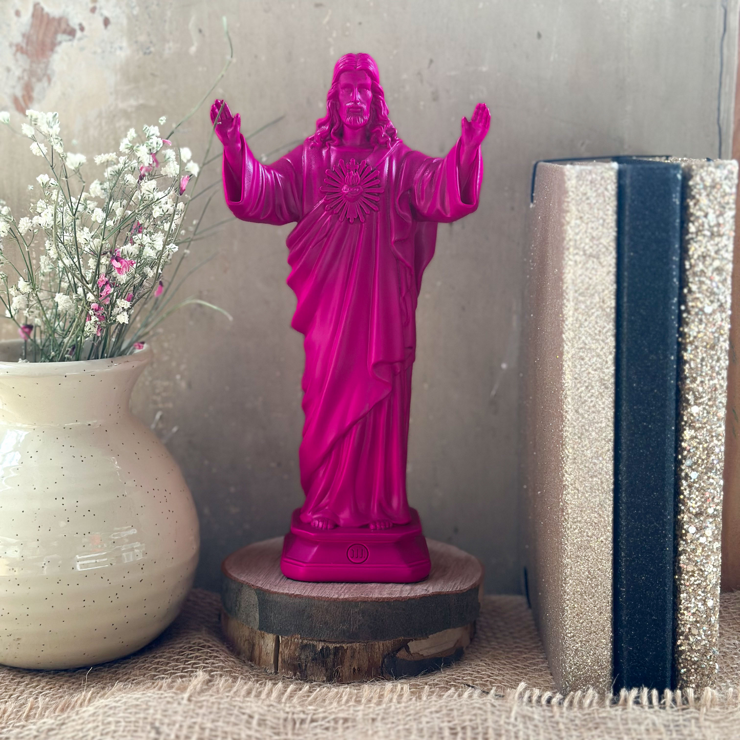 Statuette Jesus loves you - couleurs intemporelles pink