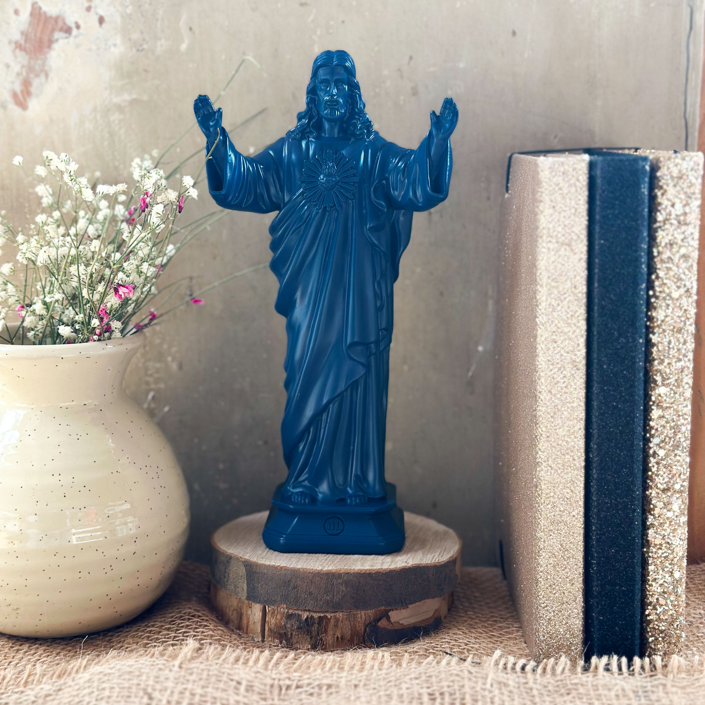 Statuette Jesus loves you - couleurs intemporelles bleu tornade