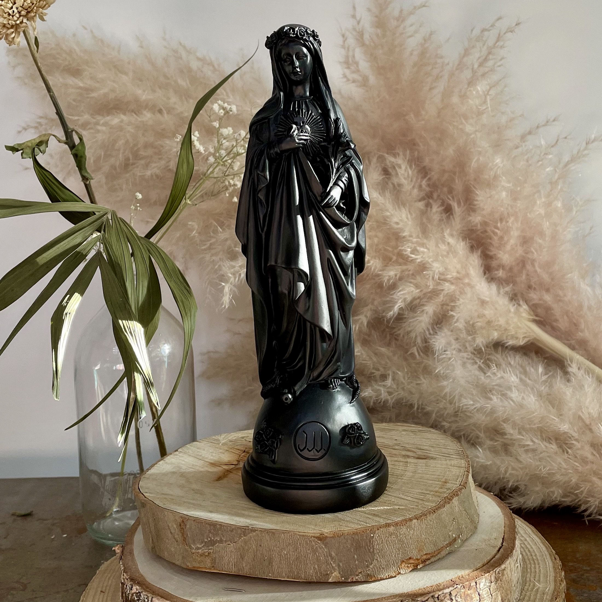 Statuettes Marie aux Fleurs - couleurs intemporelles noir