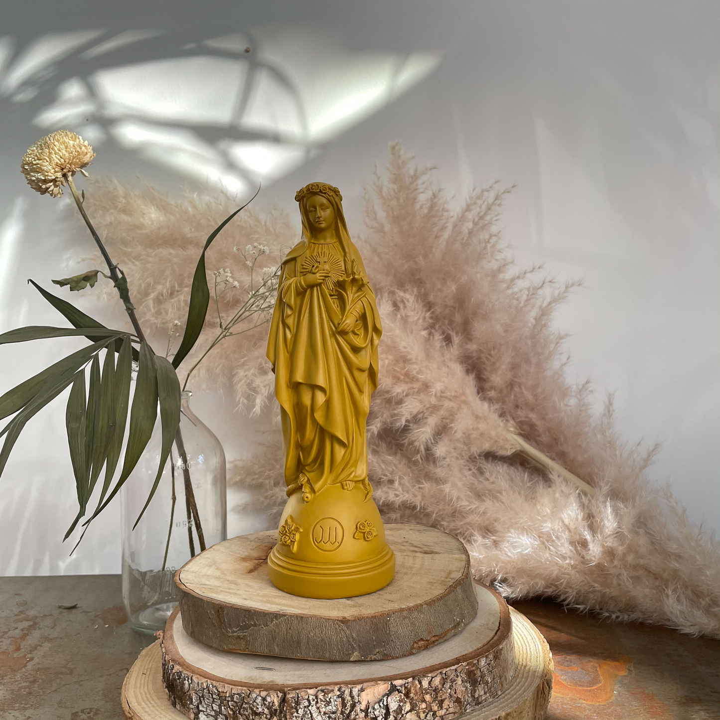 Statuettes Marie aux Fleurs - couleurs intemporelles curry