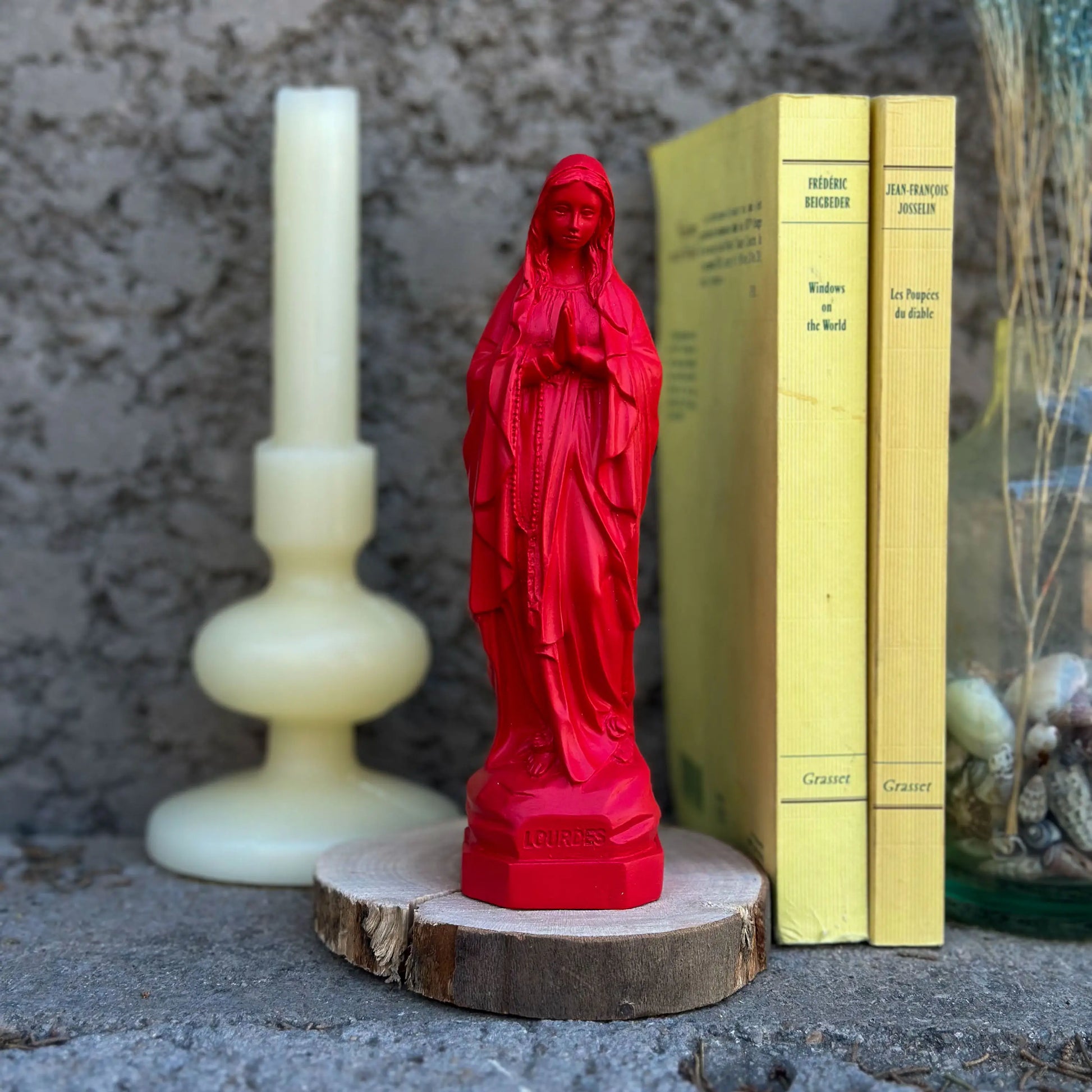 Statuette Vierge Marie Lourdes rouge carmin