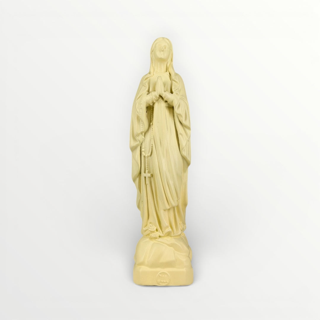 statuette vierge de lourdes pastel decoration paques jaune paille 
