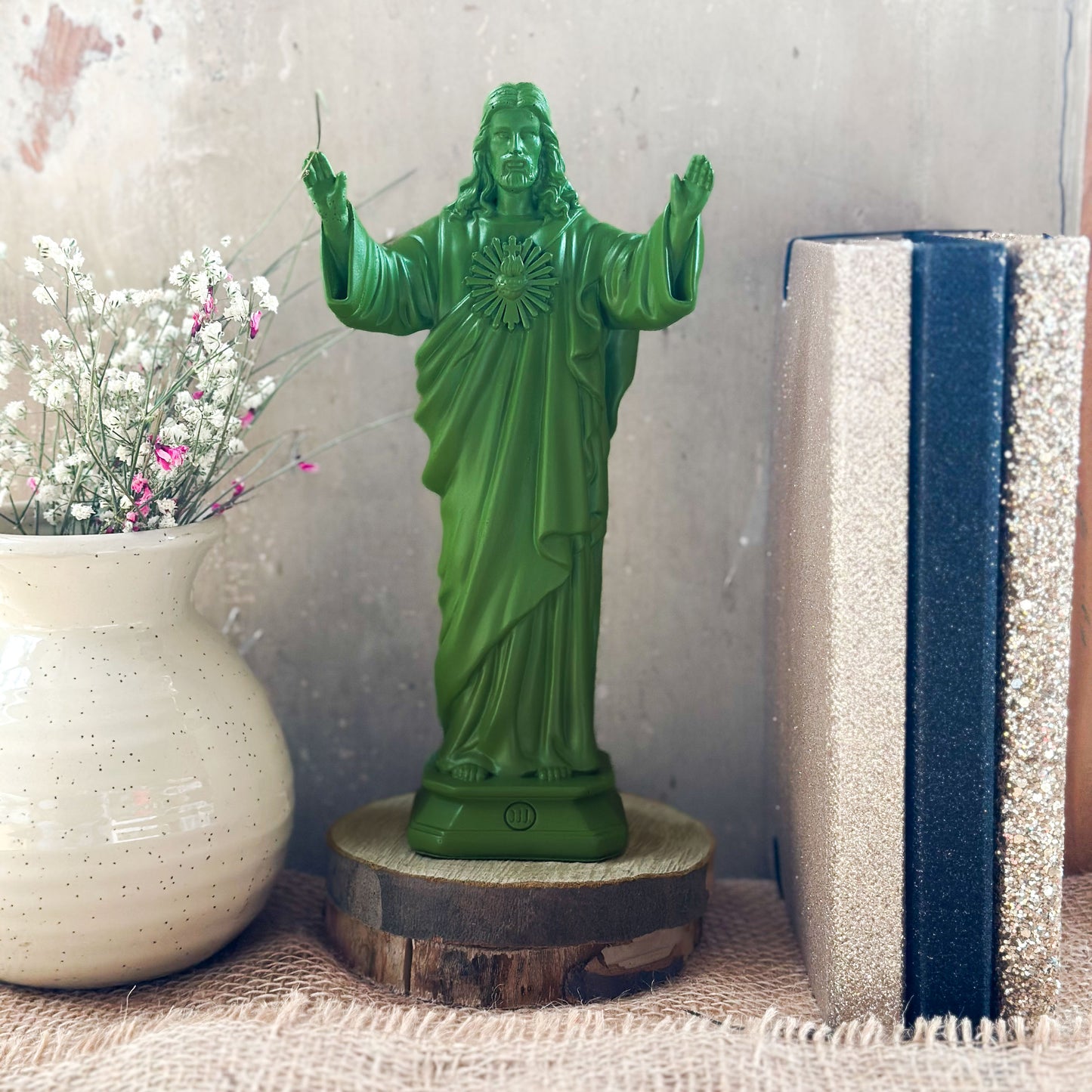 Jesus loves you statuette - timeless colors