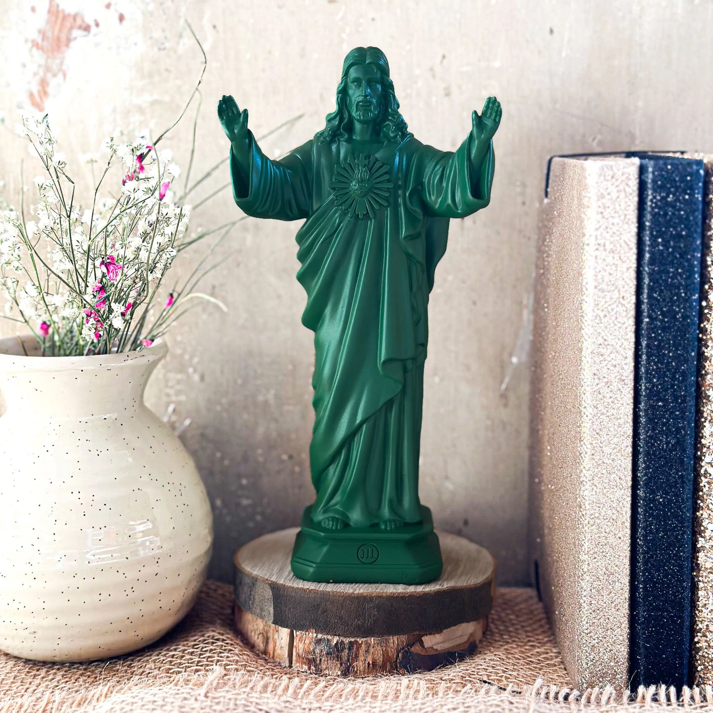 Jesus loves you statuette - timeless colors