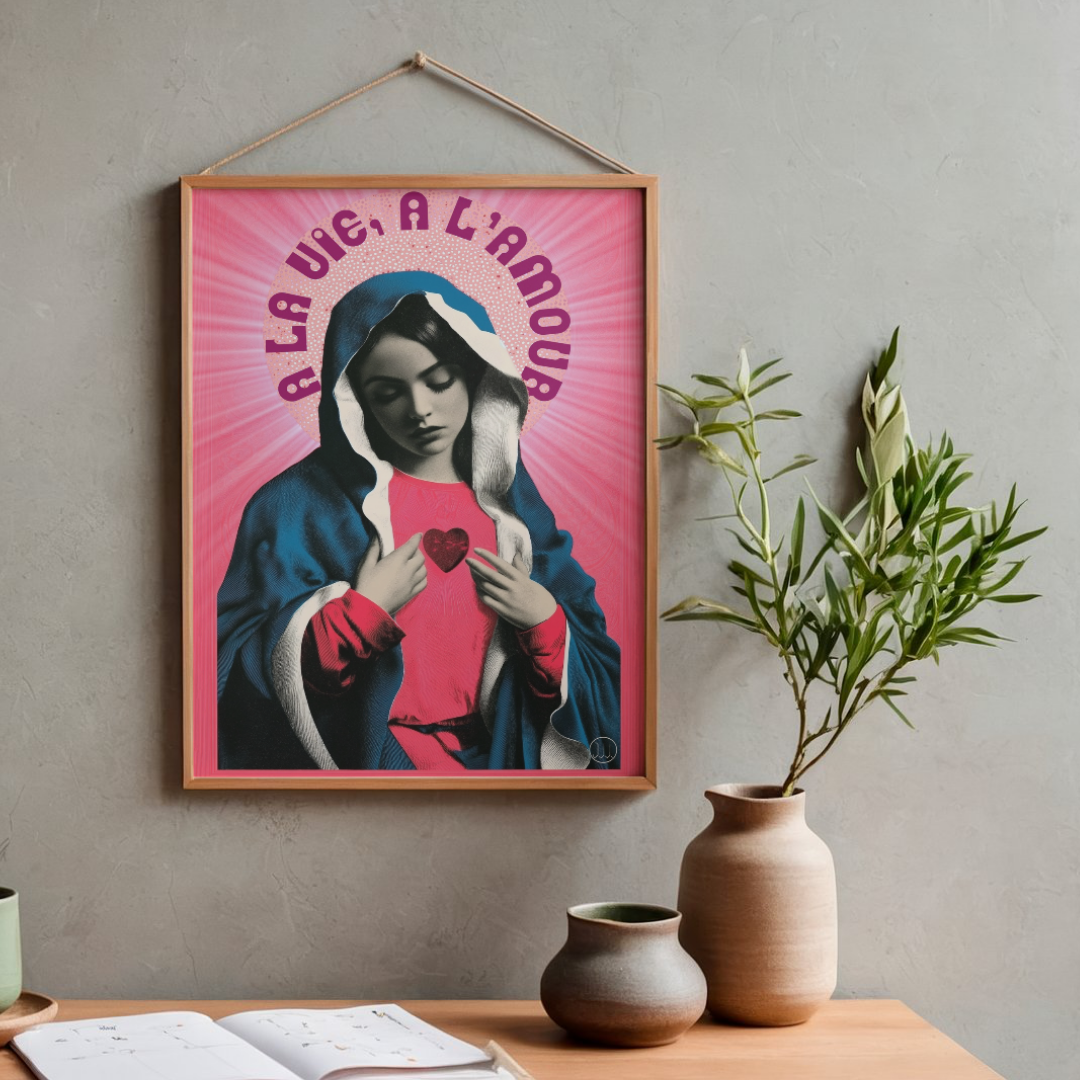 Affiche À la vie, à l’amour présentée dans un cadre en bois au-dessus d’une console
