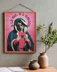 Affiche À la vie, à l’amour présentée dans un cadre en bois au-dessus d’une console
