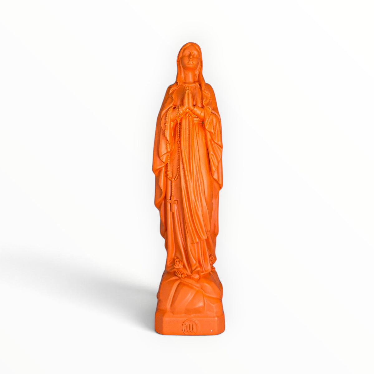 Statuette de la Vierge Marie de Lourdes, couleur Orange Chabada, collection Intemporelle – J'ai vu la Vierge