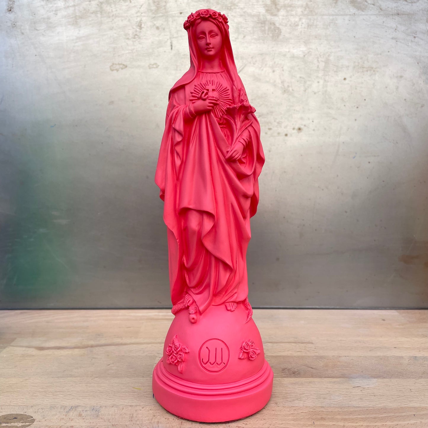 Statuette Mary with flowers - Coral
