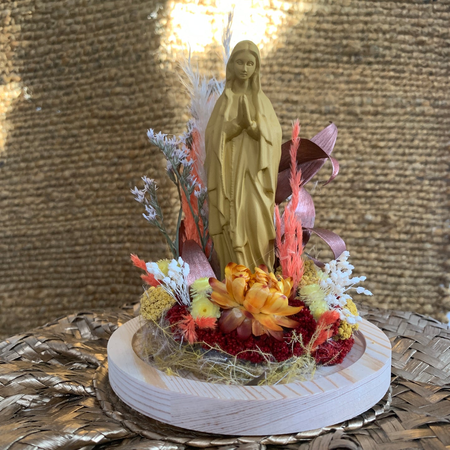 Décoration florale Vierge Marie sous cloche